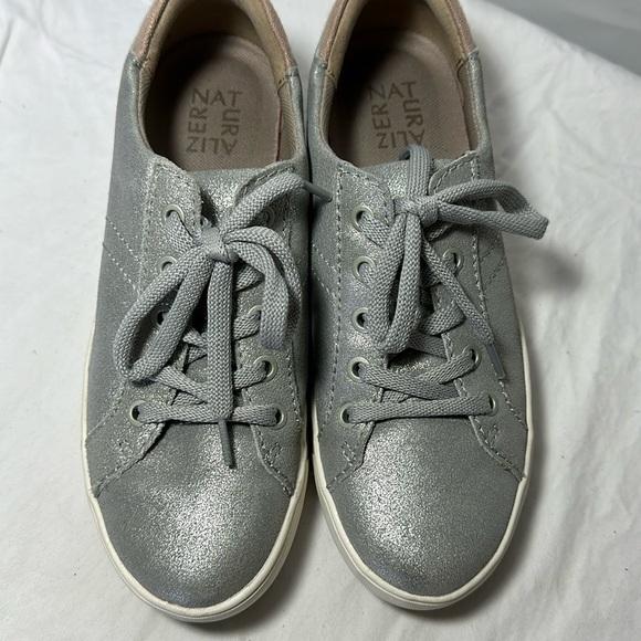 Naturalizer Textured Silver Leather Sneakers, 7.5M - Picture 1 of 7